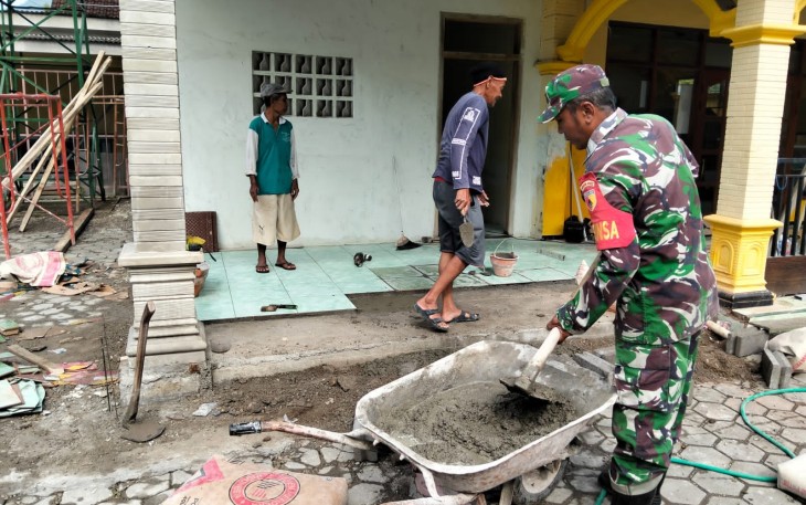 Anggota TNI Kodim Ponorogo Ikut Pasang Keramik