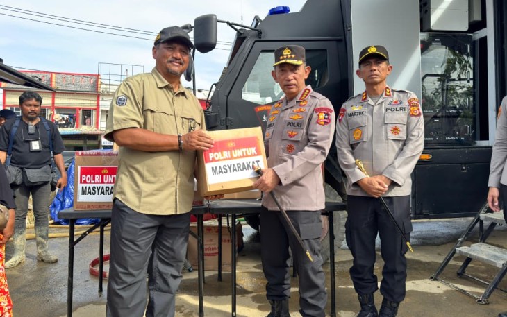 Kapolri Jenderal Listyo Sigit Prabowo meninjau posko pengungsian bencana alam di wilayah Aceh Tamiang, Kamis (11/12/2025). Dalam kesempatan itu, Sigit menyalurkan bantuan untuk masyarakat