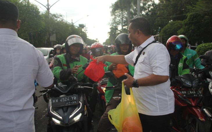 Ditreskrimsus Polda Kalteng Bagikan 300 Takjil ke Masyarakat