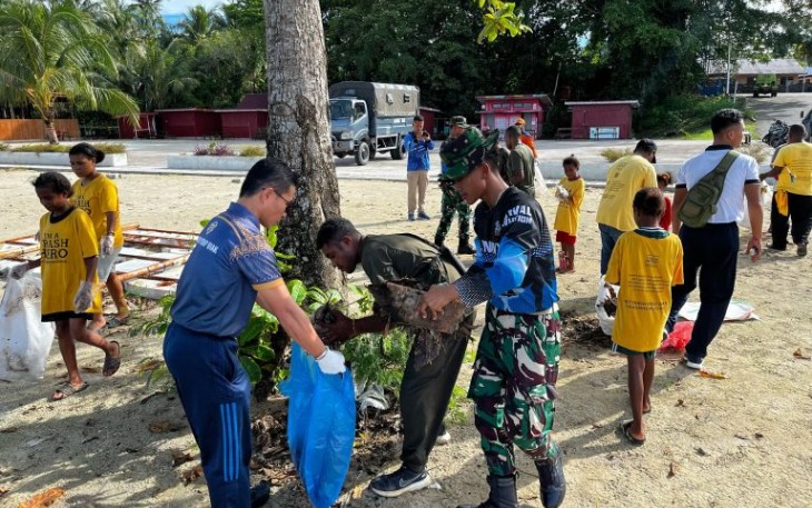 Aksi Bersih Sampah dalam rangka HUT ke-5 Wing Udara 3 Pusat Penerbangan TNI Angkatan Laut (Puspenerbal) bersama Komunitas Trash Hero, di Pelabuhan BMJ, Kampung Samau, Distrik Biak Kota, Kabupaten Biak Numfor