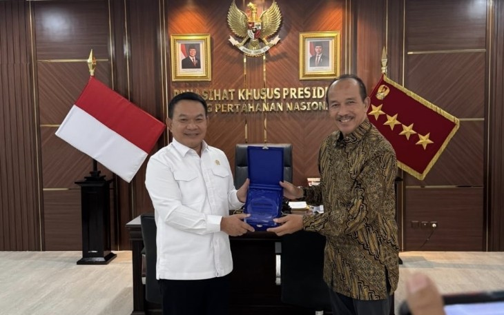 Jenderal TNI (Purn) Prof. H. Dudung Abdurahman SE, MM (kiri) selaku Penasihat Khusus Presiden bidang Pertahanan Nasional.