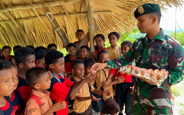 Satgas Pamtas Berbagi Gizi untuk Anak Negeri