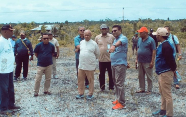 Bupati Biak Markus Oktovianus Mansnembra (tengah) bersama Pit Sekda ZL Mailoa (2 dari kiri) dan Ketua DPRK Daniel Rumanasen (3 dari kanan) saat meninjau lahan Sekolah Rakyat di kawasan Distrik Biak Timur