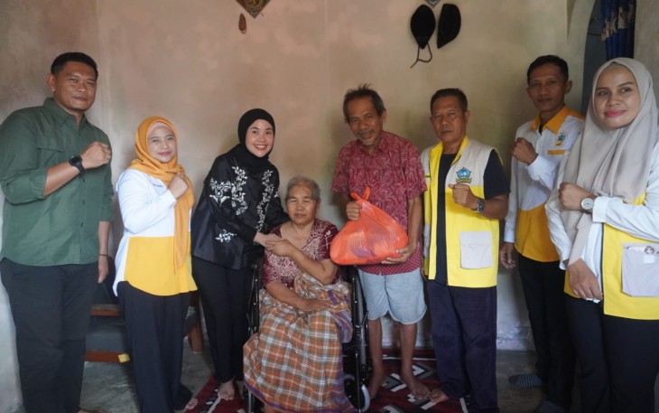Ketua LKKS Bintan Serahkan 3 Unit Kursi Roda di Bintan Timur