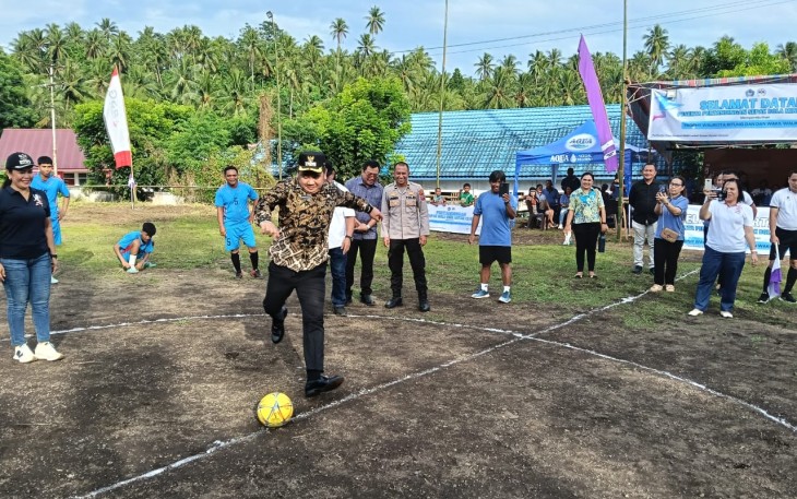 Wakil Wali Kota Bitung, Randito Maringka secara resmi membuka turnamen Sepak Bola Mini antar club piala Walikota dan Wakil Walikota, di lapangan depan Kantor Camat Aertembaga, Kamis (20/3)