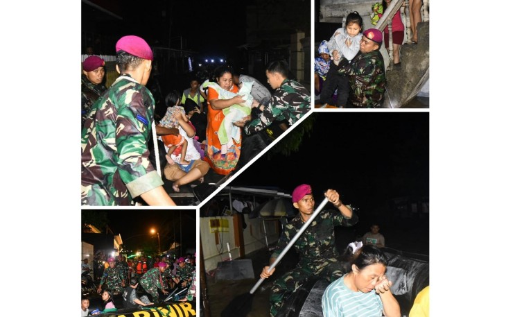 Prajurit Yonmarhanlan VIII Bitung saat melakukan evakuasi terhadap warga yang terdampak banjir di kelurahan Ternate, kecamatan Singkil, Kota Manado