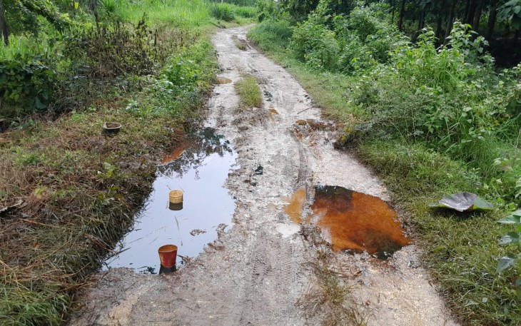 Tumpahan minyak mentah yang diduga hasil curian menggenangi jalan Ledok-Giyanti, Kecamatan Sambong Kabupaten Blora