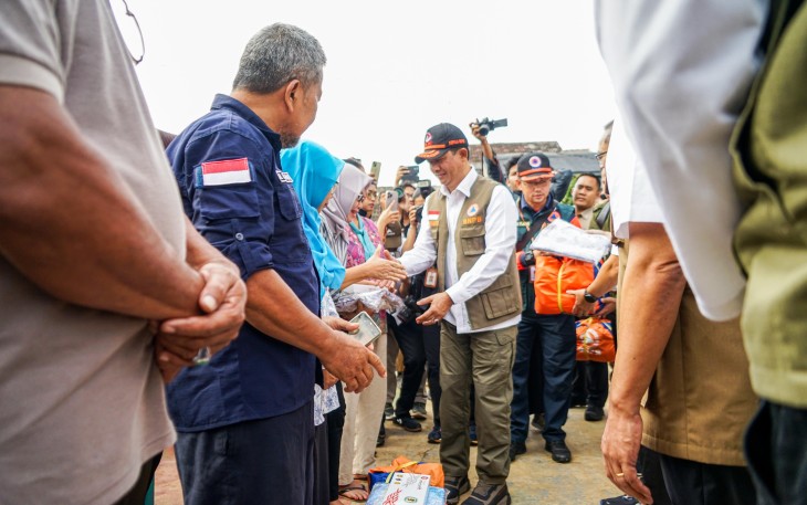 Kepala Badan Nasional Penanggulangan Bencana (BNPB) Letjen TNI Dr. Suharyanto, S.Sos., M.M, bersama Menteri Koordinator Bidang Pembangunan Manusia dan Kebudayaan (Menko PMK) Pratikno, Menteri Koordinator Bidang Pangan Zulkifli Hasan dan Menteri Lingkungan Hidup (MenLH) Hanif Faisol Nurofiq  meninjau proses masa pemulihan pasca kejadian bencana banjir sekaligus memberikan secara simbolis bantuan bagi warga terdampak banjir di perumahan Villa Jatirasa, Kota Bekasi, Jawa Barat pada Rabu (19/3)