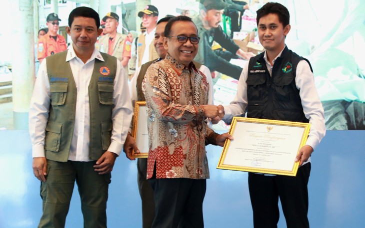 Kepala BNPB Letjen TNI Dr. Suharyanto, S.Sos., M.M., mendampingi Menteri Koordinator Bidang Pembangunan Manusia dan Kebudayaan Prof. Dr. Pratikno, M.Soc.Sc., menyerahkan piagam penghargaan kepada perwakilan personel Tim Delegasi Bantuan Kemanusiaan Vanuatu dan Myanmar, di Graha BNPB, Jakarta, Selasa (20/5)