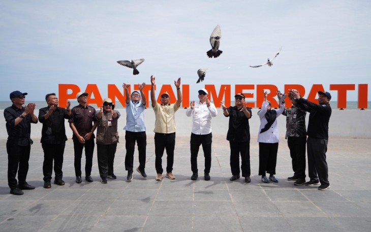 Pj Gubernur Sulsel Prof Fadjry Djufri didampingi Bupati Bulukumba Andi Muchtar Ali Yusuf meresmikan kawasan Pantai Merpati Bulukumba, Senin, 3 Februari 2025
