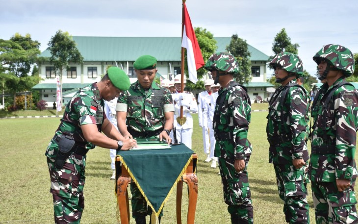 Kasdam XIII/Merdeka, Brigjen TNI Yustinus Nono Yulianto saat menutup Latsarmil Komcad Matra Darat tahun anggaran 2025