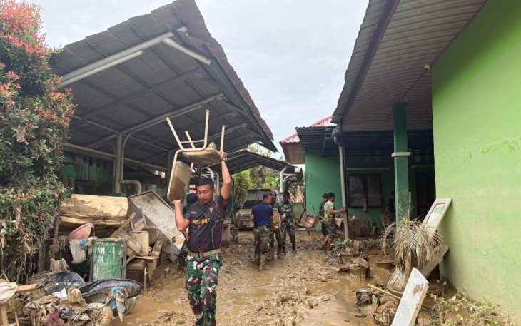 TNI Bersihkan Puskesmas Terdampak Banjir di Aceh Tamiang