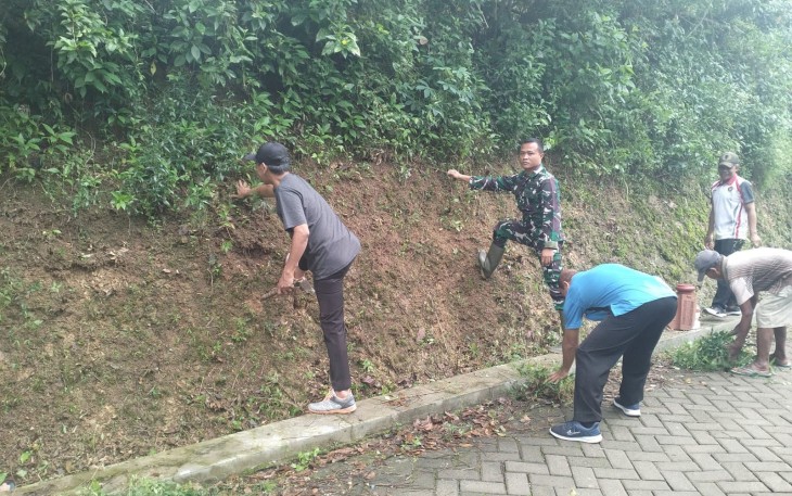 Babinsa dan Warga Bendoagung Gotong Royong Bersihkan Jalan Desa