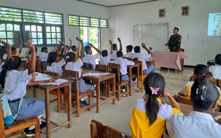 Satgas Pos Nunura Tanamkan Wawasan Kebangsaan di SMAK Aloysius Gonzaga Raihat
