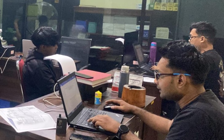 HKS (16), tersangka kurir pengedar tembakau sinte saat diinterogasi petugas jajaran Satuan Reserse Narkoba (Satresnarkoba) Polres Karanganyar