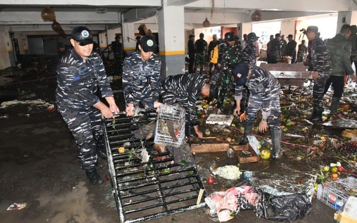 TNI AL Bersama Masyarakat Atasi Banjir Bandang di Denpasar Bali 