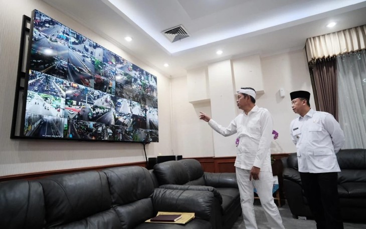 Gubernur Jawa Barat, Dedi Mulyadi, bersama Wali Kota Depok, Supian Suri, dan Wakil Wali Kota Depok, Chandra Rahmansyah, memantau kondisi lalu lintas Kota Depok melalui CCTV di Ruang Kerja Wali Kota pada Selasa (11/3/2025)