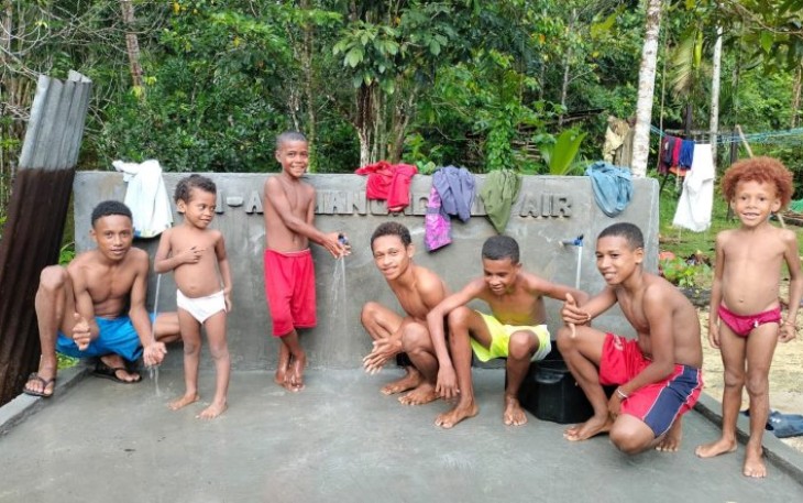 Anak-anak Kampung Kbusdori mandi di tempat pembangunan sarana air bersih Program TMMD Ke-123 Kodim 1708/BN
