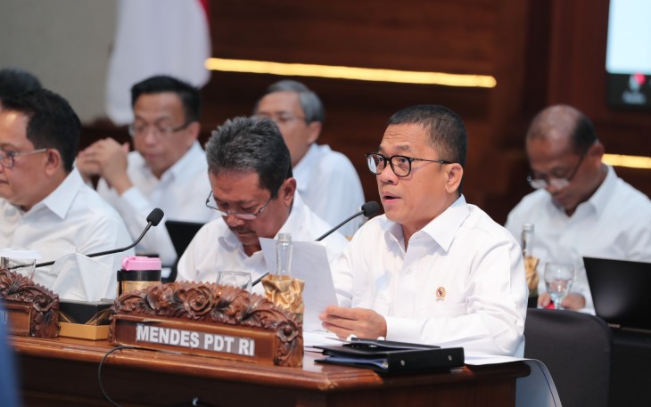 Menteri Desa dan Pembangunan Daerah Tertinggal Yandri Susanto menghadiri Rapat Koordinasi Terbatas Bidang Pangan Provinsi Jawa Timur Tahun 2025 yang dipimpin Menteri Koordinator Bidang Pangan Zulkifli Hasan dan Kementerian /Lembaga Lainnya di Gedung Grahadi Surabaya, Senin (07/01/25).  Dok. Sigit Purwanto/Humas Kemendes PDTT.