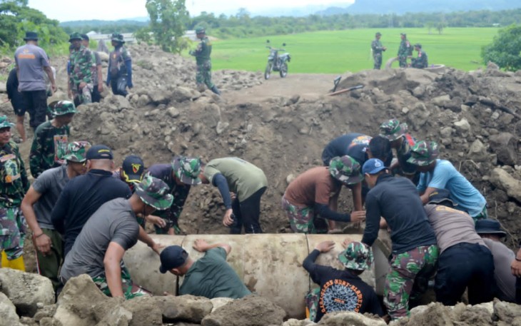 Satgas TMMD Ke-123 Bersama Masyarakat Berjibaku Pasang Gorong-Gorong 