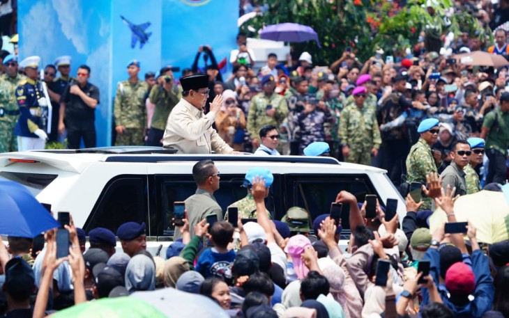 Masyarakat dari berbagai lapisan tampak memadati kawasan Istana Merdeka hingga Monumen Nasional (Monas) untuk menyaksikan rangkaian kebesaran Presiden Republik Indonesia Prabowo Subianto menuju lokasi Upacara Peringatan Hari Ulang Tahun ke-80 Tentara Nasional Indonesia (TNI), Minggu (5/10/2025)