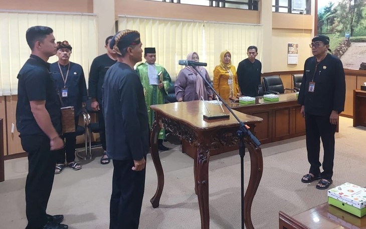 Pj Bupati Karanganyar Timotius Suryadi saat melantik Kurniadi Maulato sebagai Pj Sekda Karanganyar, di Ruang Garuda Kantor Bupati Karanganyar, Kamis (2/1/2024).