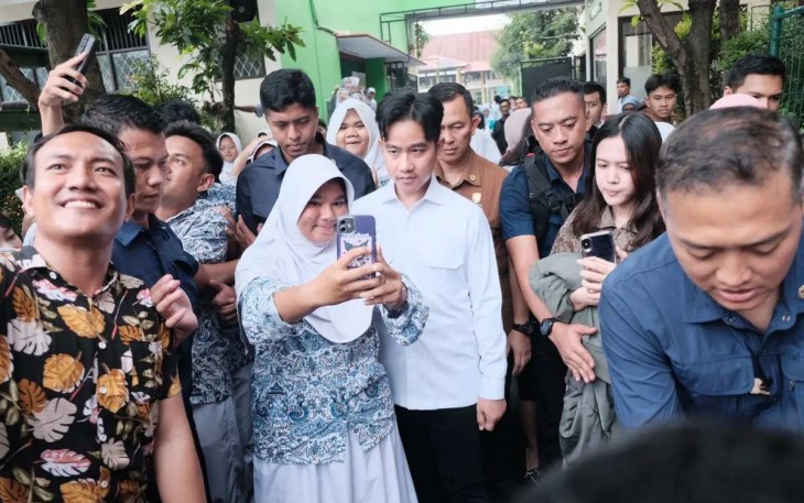 Wakil Presiden (Wapres) Republik Indonesia (RI), Gibran Rakabuming Raka, meninjau pelaksanaan program Makan Bergizi Gratis (MBG) di Kota Depok, Selasa (04/01/25)