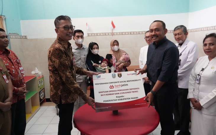 Penyerahan secara simbolis oleh Direktur Utama Bank Jatim Busrul Iman kepada Bupati Ngawi Ony Anwar Harsono pada hari Senin (13/1).