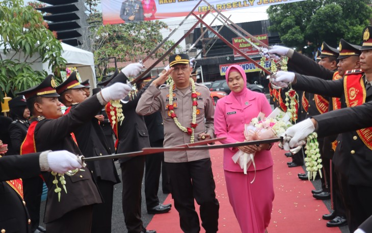 Upacara pedang pora menyambut kedatangan Kapolres Karanganyar yang baru, AKBP Hadi Kristanto, di Lapangan Mapolres setempat pada Jumat (24/1/2025) sore.