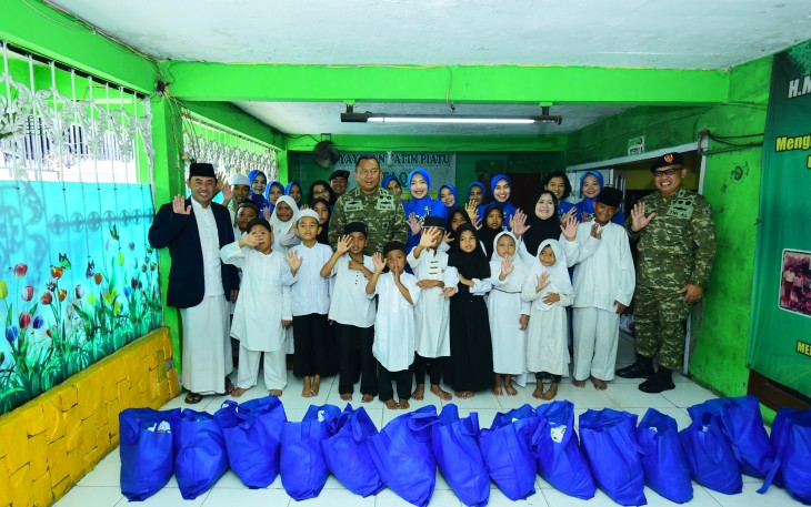 Pangkolinlamil dan Ketua Gabungan Jalasentri Kolinlamil Berbagi Kebahagiaan di Jumat Berkah 