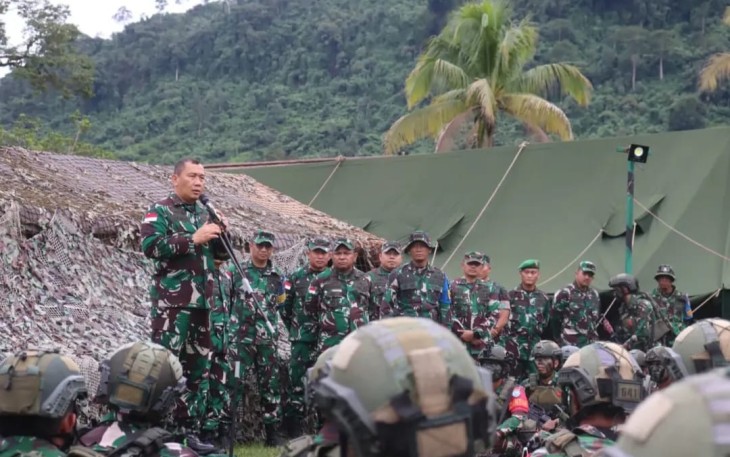 Kasrem 121/Abw Kolonel Inf Mohamad Isnaeni, S.E., M.M., wakili Danrem 121/Abw Brigjen TNI Purnomosidi, S.I.P., M.A.P., M.Han., dampingi Pangdam XII/Tanjungpura, Mayjen TNI Jamallulael, S.Sos., M.Si., meninjau kegiatan latihan Batalyon Infanteri 644/Walet Sakti di daerah latihan Desa Ulu Tubuk, Kecamatan Kalis, Kapuas Hulu, Kamis (20/2/2025)