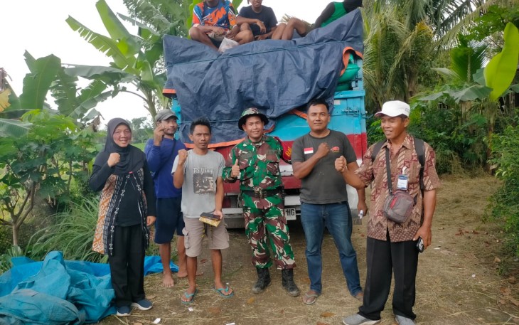  Babinsa Koramil Ngrambe Aktif Dampingi Bulog Laksanakan Sergap