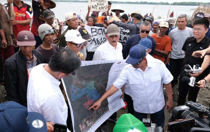Menteri Agraria dan Tata Ruang/Kepala Badan Pertanahan Nasional (ATR/BPN), Nusron Wahid meninjau lokasi terbitnya Sertipikat Hak Guna Bangunan (HGB) di atas laut yang berada di Kabupaten Bekasi, Selasa (04/02/2025)