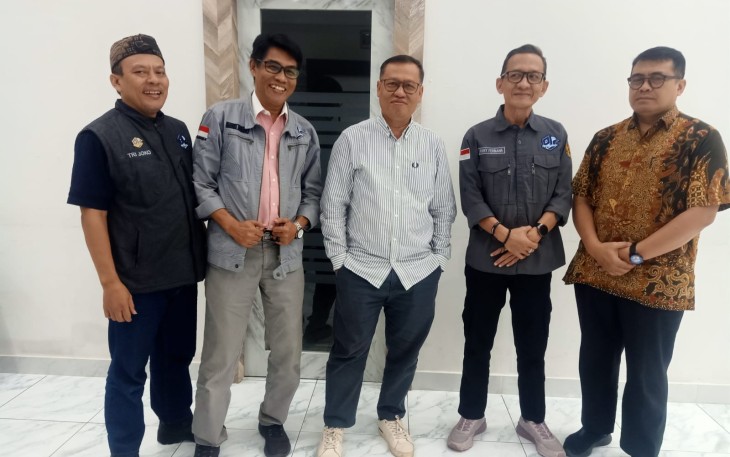 Anggota Dewan Pers, Atmaji Sapto Anggota saat berfoto bersama Pengurus PJS dan ASWIN di hall Dewan Pers, Rabu (30/04/2025)