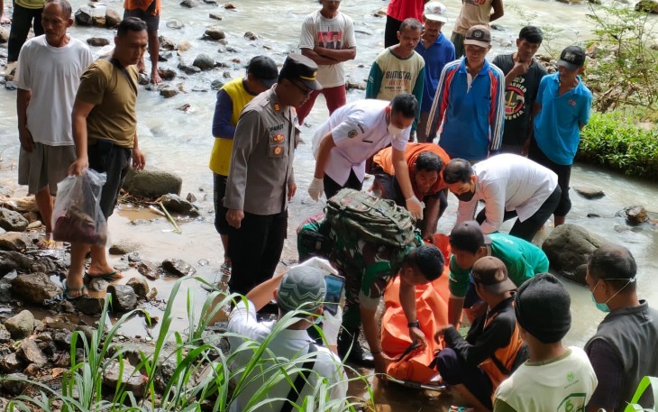 TNI-Polri saat Sigap Evakuasi Korban di Sungai Desa Duren, Trenggalek