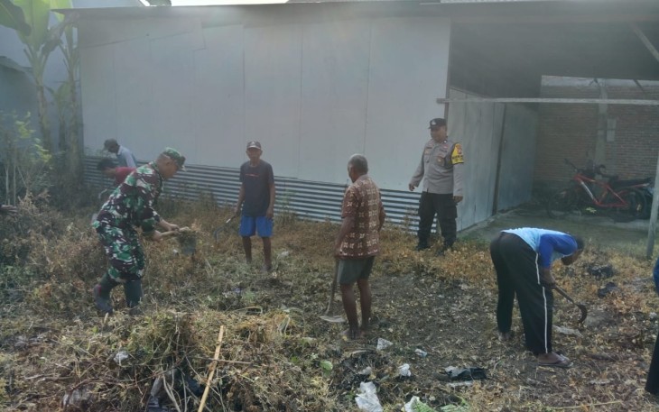 Babinsa Kerja Bakti Bersama Masyarakat