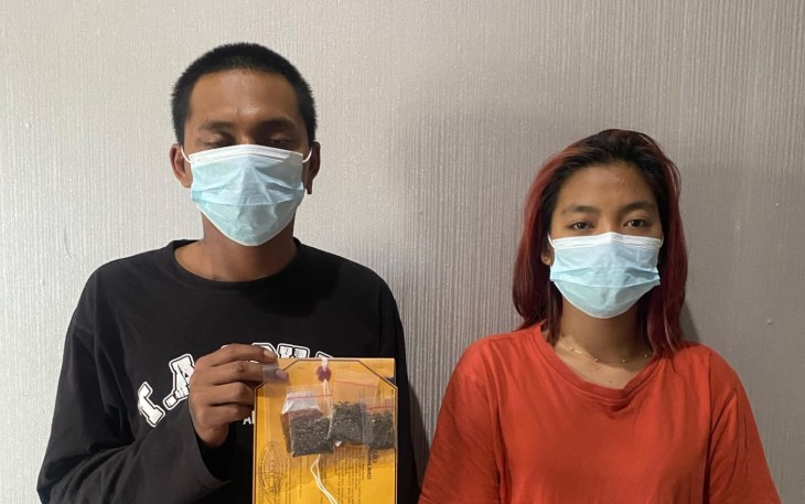 Sejoli remaja pengedar ganja, MG dan ADC, saat diamankan di Mapolres Karanganyar