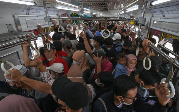 (Sumber: Katadatacoid desak-desakan di dalam KRL commuter Line Bogor-Jakarta Kota)