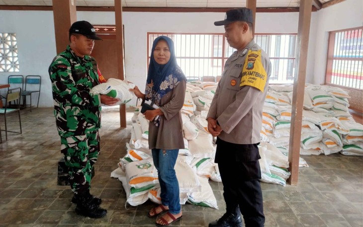 TNI-Polri Kawal Ketat Penyaluran Bantuan Beras CPP di Trenggalek