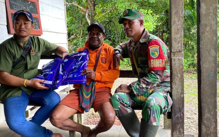 Babinsa Koramil 1710-06/Agimuga Dampingi Nakes Bagikan Kelambu Berinsektisida