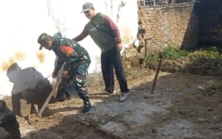 Babinsa Kodim Ponorogo Bantu Gali Pondasi