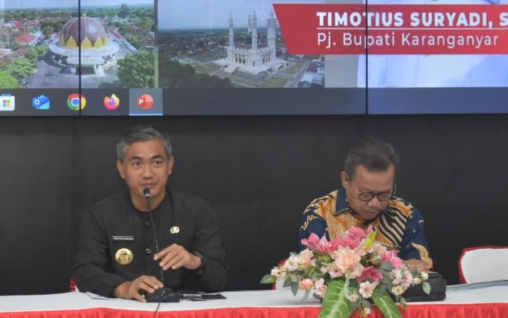 Pj Bupati Karanganyar Timotius Suryadi (kiri) memberikan pemaparan terkait upaya penanggulangan kemiskinan saat menerima kunjungan kerja Komisi D DPRD Jawa Tengah, Kamis (16/1/2025), di ruang Anthurium Rumah Dinas Bupati Karanganyar.