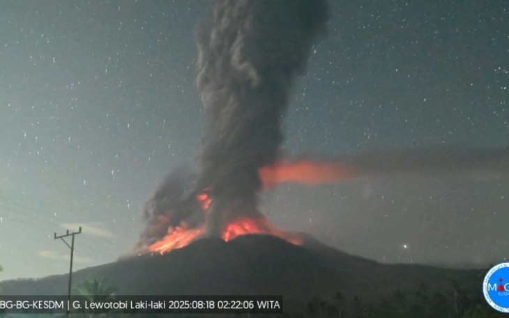 Erupsi Gunung Lewotobi Laki-laki di Kabupaten Flores Timur. 