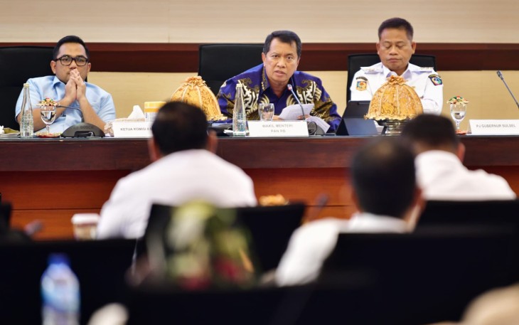 Wakil Menteri Pendayagunaan Aparatur Negara dan Reformasi Birokrasi (PANRB) Purwadi Arianto menghadiri pertemuan untuk evaluasi pelaksanaan seleksi CPNS dan PPPK Tahap I tahun 2024 di Provinsi Sulawesi Selatan, di Kota Makassar, Rabu (05/02/2025)