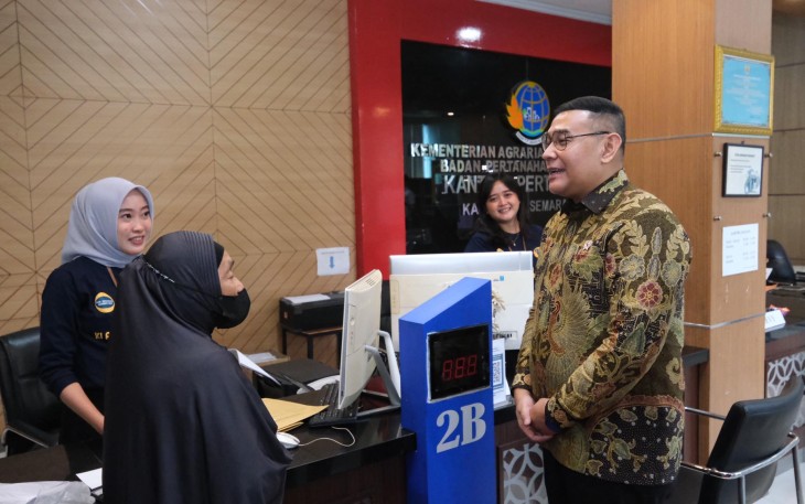 Wakil Menteri ATR/Wakil Kepala BPN, Ossy Dermawan saat berkunjung ke Kantor Pertanahan (Kantah) Kabupaten Semarang pada Jumat (03/01/2025).