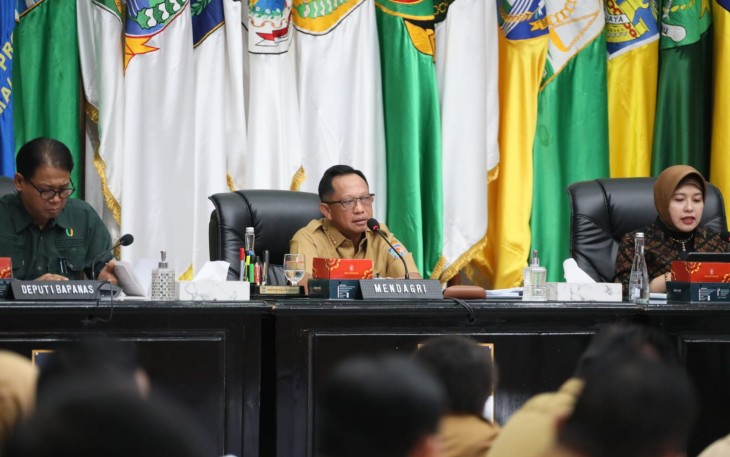 Mendagri Muhammad Tito Karnavian saat memimpin Rapat Koordinasi (Rakor) Pengendalian Inflasi Daerah, secara hybrid dari Gedung Sasana Bhakti Praja (SBP) Kantor Pusat Kementerian Dalam Negeri (Kemendagri), Jakarta, Senin (6/1/2025).
