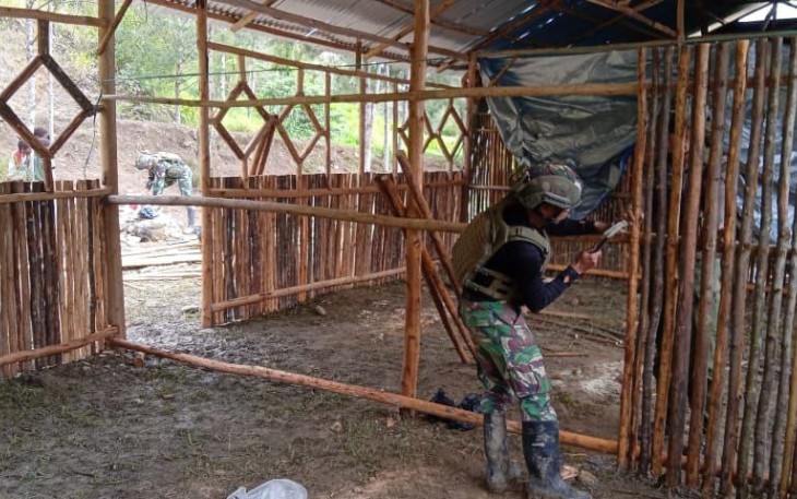 Satgas Yonif 700/Wyc Kejar Target Pembangunan SD 03 Mayuberi Hampir Rampung