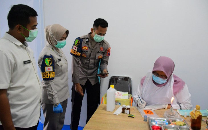 Petugas Dinkes Karanganyar saat melakukan Inspeksi Kesehatan Lingkungan (IKL) di dapur SPPG Kemala Bhayangkari Karanganyar pada Jumat (3/10/2025)