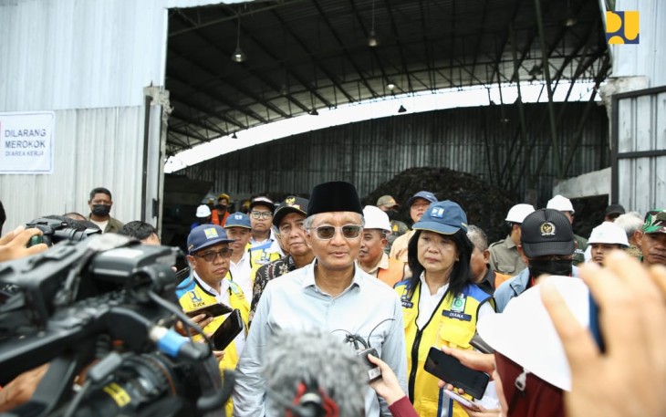 Menteri Pekerjaan Umum (PU) Dody Hanggodo saat meninjau Tempat Pemrosesan Akhir (TPA) Berbasis Lingkungan dan Edukasi (BLE) di Kabupaten Banyumas, Jawa Tengah, Minggu (12/1/2025). 