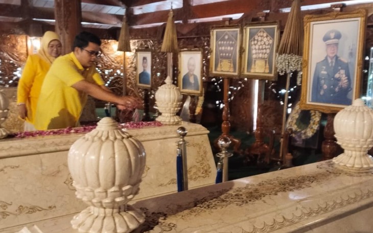 Ketua DPD Golkar Karanganyar, Ilyas Akbar Almadani, saat berziarah di makam keluarga besar Soeharto, di Astana Giribangun, Matesih, Karanganyar, Rabu (19/11/2025)